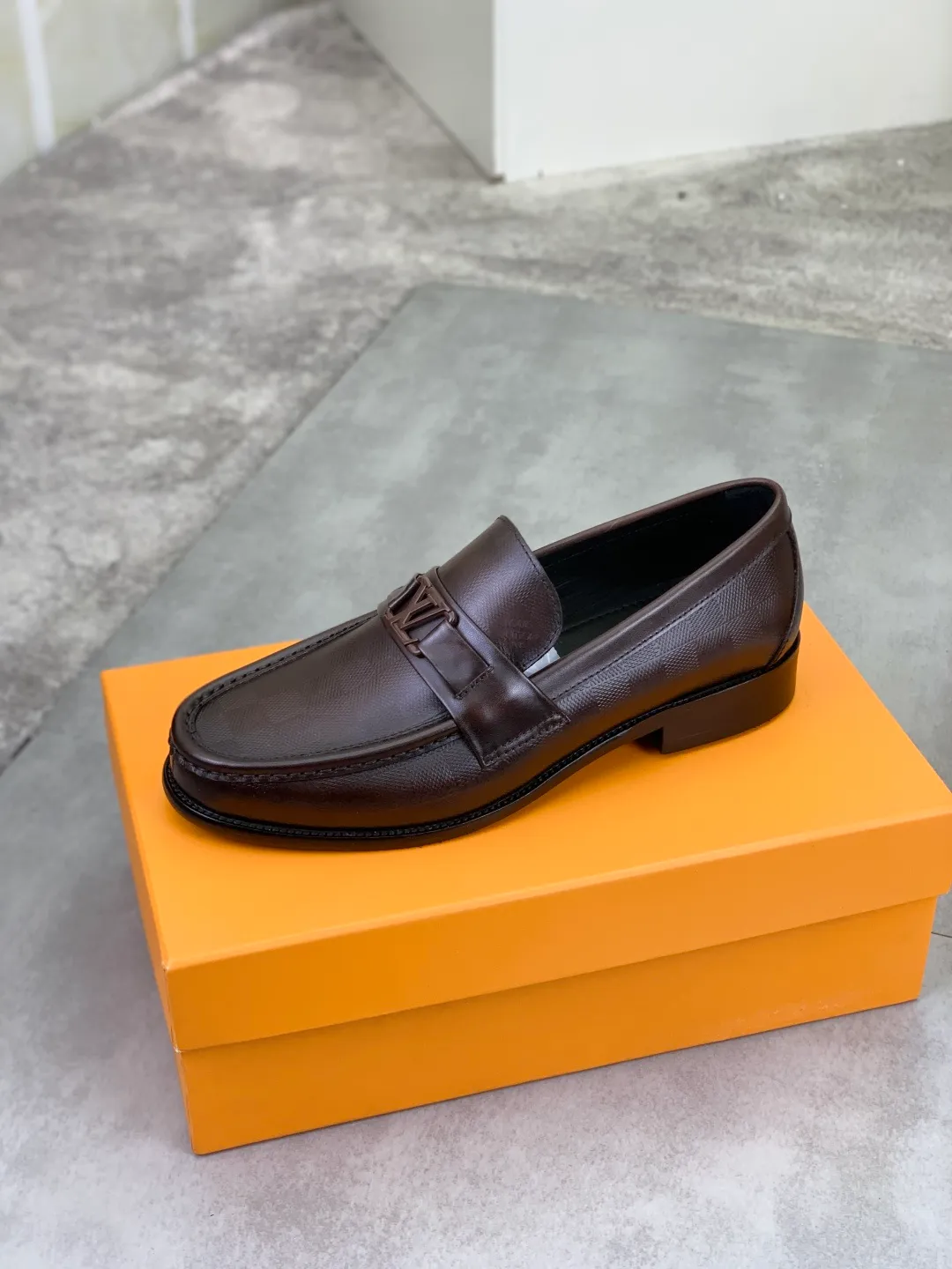 Men's men's shoes 💰P520 New style 💶[LOUIS VUITTON] Water-dyed Niuli Original order New style 🍀LV Louis Vuitton *——Top version of LV classic leather shoes! Made of imported original calfskin, original leather side strips and wear-resistant high-end rubber outsole! High quality products! Color: Black optional Size: 39-44 (45 customized)
